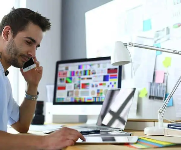 Centre de formation professionnelle Kalyane Consulting : conseiller accompagnant un apprenant.